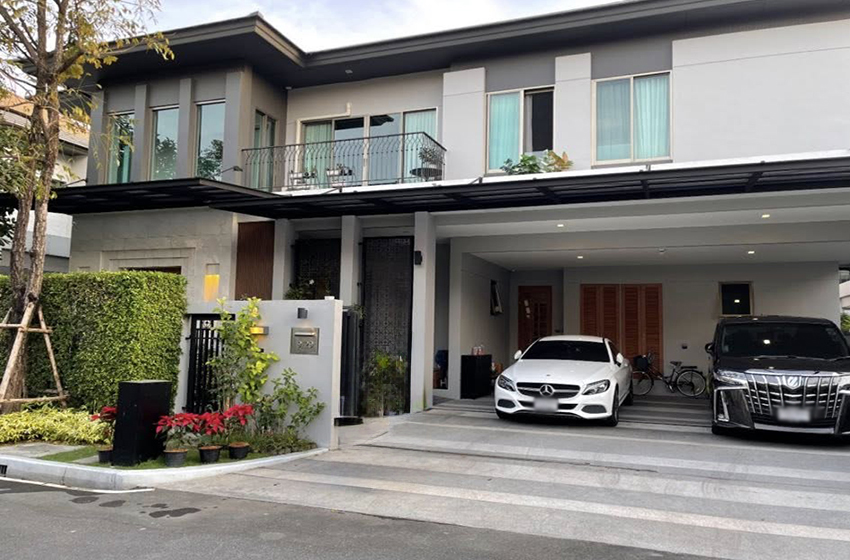 House with Shared Pool in Srinakarin